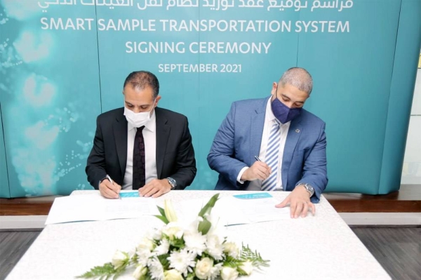 CEO of Tibyana Medical Laboratories Dr. Ahmed Rabie and the General Manager of Abbott Company in Saudi Arabia Islam Jaber, sign the partnership contract.
