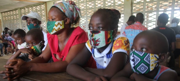 Refugees from Côte d’Ivoire await registration in Liberia in October 2020.