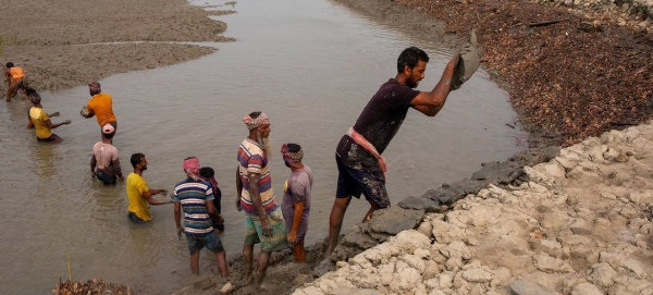 In Bangladesh, efforts are undertaken to improve coastal protection from flooding caused by storms and a rise in sea level due to climate change. 