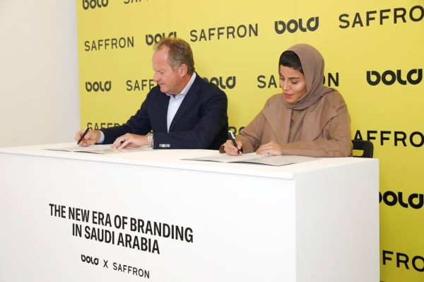 Abeer Alessa, founder and managing director of Bold Agency and member of the Chamber of Commerce ‘Advertising Committee’, and Jacob Benbunan, co-founder and global CEO of Saffron Brand Consultants, during the signing of the partnership deal.