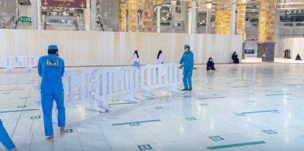 Workers have begun removing social distancing stickers from indoor and outdoor corridors, squares and facilities of the Grand Mosque.