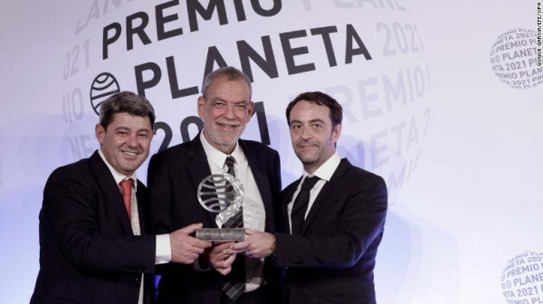 Spanish writers Agustin Martinez (left), Jorge Diaz (center) and Antonio Mercero (right) pose with the Planeta literary award.