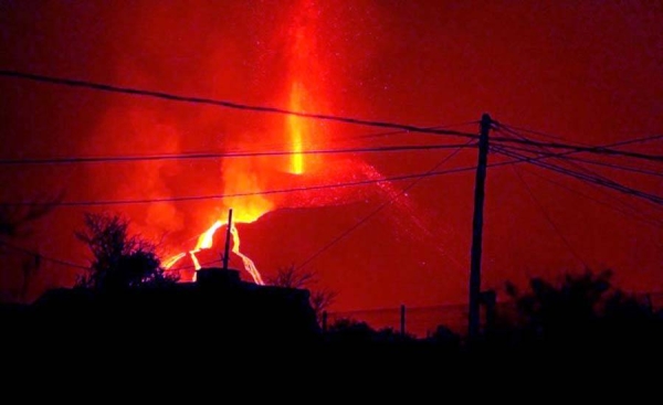 The La Palma volcano in the Canary Islands, which has been erupting steadily for weeks and shows no immediate sign of ending its activity, has produced a second lava flow that is rapidly approaching the sea.