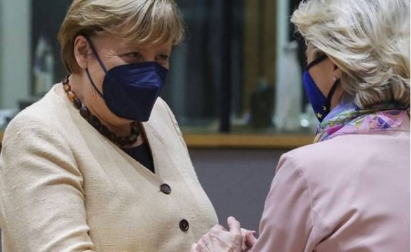 Covid rules got in the way when Chancellor Merkel greeted the EU's Ursula von der Leyen.
