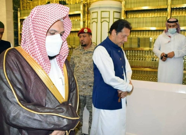 Pakistan Prime Minister Imran Khan is received by Prince Saud Bin Khalid Al-Faisal, deputy governor of Madinah Region, and a number of officials At Prince Mohammed Bin Abdulaziz International Airport.