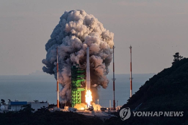 South Korea's homegrown rocket lifts off off from Goheung, about 500 km south of Seoul. (yna)