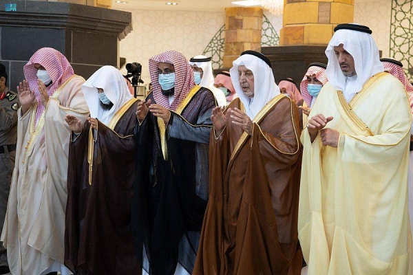 In Makkah, the prayer was performed at the Grand Holy Mosque and it was attended by Prince Khaled Al-Faisal, Advisor to the Custodian of the Two Holy Mosques and Emir of Makkah Region, among other dignitaries.