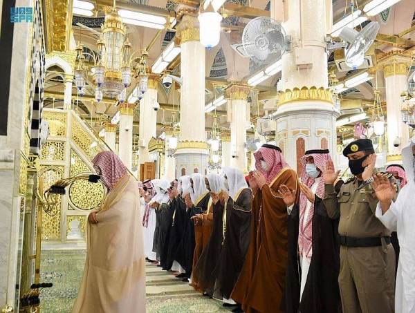 In Makkah, the prayer was performed at the Grand Holy Mosque and it was attended by Prince Khaled Al-Faisal, Advisor to the Custodian of the Two Holy Mosques and Emir of Makkah Region, among other dignitaries.