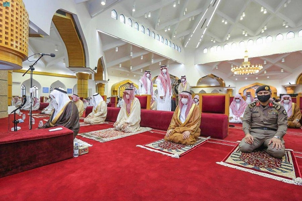 In Makkah, the prayer was performed at the Grand Holy Mosque and it was attended by Prince Khaled Al-Faisal, Advisor to the Custodian of the Two Holy Mosques and Emir of Makkah Region, among other dignitaries.