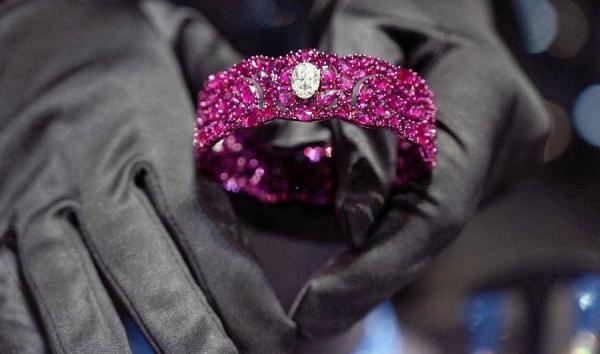 The Unique Jewelry Exhibition, which is held in the Riyadh Front zone, continues to grab the attention of its visitors, as part of the activities offered by Riyadh Season 2021, by allowing them to immediately purchase unique jewelry.