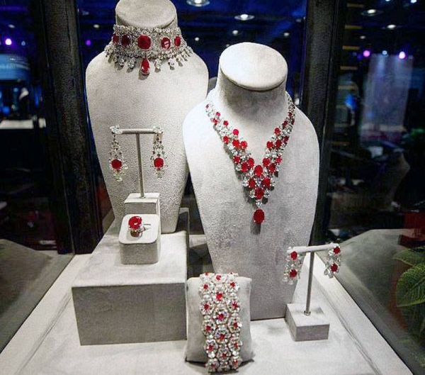 The Unique Jewelry Exhibition, which is held in the Riyadh Front zone, continues to grab the attention of its visitors, as part of the activities offered by Riyadh Season 2021, by allowing them to immediately purchase unique jewelry.
