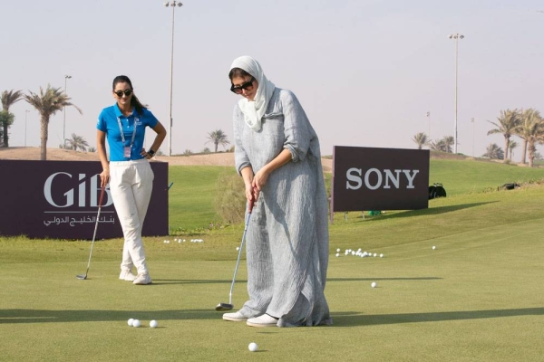 Princess Nourah receives golf lesson