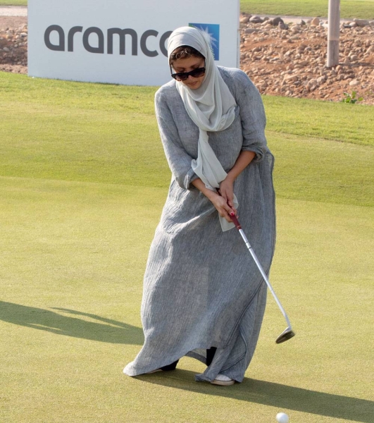 Princess Nourah receives golf lesson