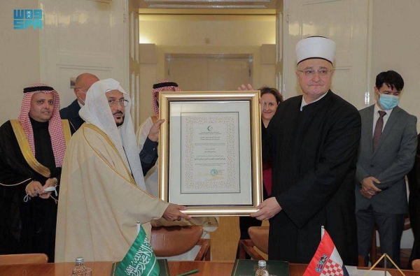 Minister of Islamic Affairs Sheikh Dr. Abdullatif bin Abdulaziz Al Al-Sheikh receives the Certificate of Influential Islamic Personality from Head of the Islamic Sheikhdom of the Republic of Croatia Sheikh Aziz Hasanovic in Zagreb.