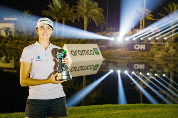 England's Hannah Burke (left), Emily Pedersen (mid) & Finland’s Krista Bakker (right) with their ATS - Jeddah trophy