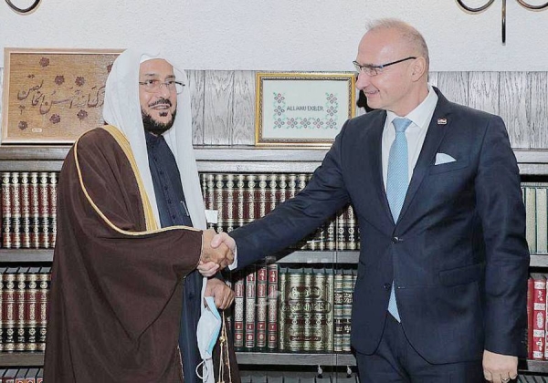 Minister of Islamic Affairs, Call and Guidance of Saudi Arabia Sheikh Dr. Abdullatif bin Abdulaziz Al-Sheikh met in Zagreb Sunday with Croatian Deputy Prime Minister and Foreign Minister Gordan Grlic Radman.