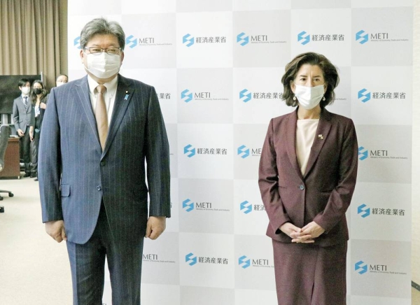 Japan's Trade and Industry Minister Koichi Hagiuda (L) and US Commerce Secretary Gina Raimondo meet in Tokyo on Monday. — courtesy Kyodo