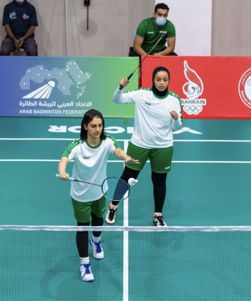 Haya Al-Mudra and Rana Abu Harbash, members of the Saudi women’s badminton team, have qualified for the semifinals of the doubles tournament for the Arab Badminton Cup. They beat the pair of the UAE national team Kawthar Al-Sayegh and Bushra Najjar, with a score of 2/0, in the tournament being held in the Bahraini capital Manama.