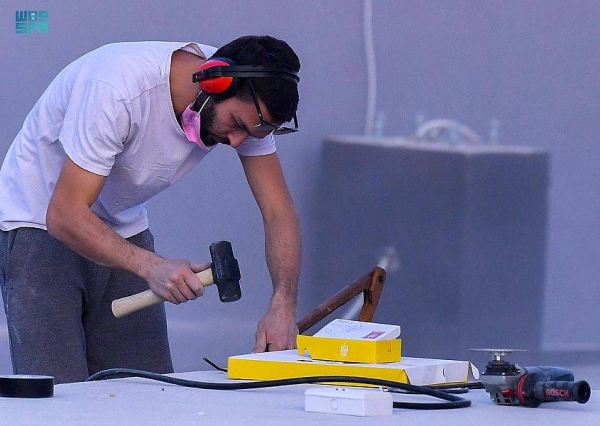 The Tuwaiq International Sculpture Symposium activities started Monday in the Jax neighborhood in Diriyah, on the western outskirts of capital Riyadh, one of the 