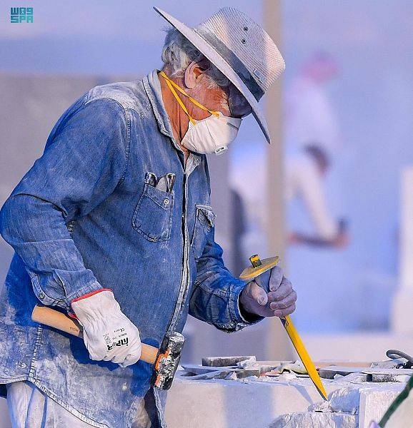 The Tuwaiq International Sculpture Symposium activities started Monday in the Jax neighborhood in Diriyah, on the western outskirts of capital Riyadh, one of the 