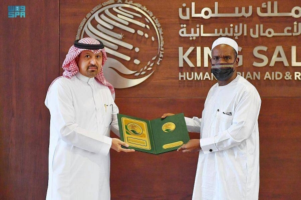 Alpha Barry, Foreign Minister of Burkina Faso, is received by KSrelief Assistant Supervisor General Dr. Aqil bin Jamaan Al-Ghamdi at the center's headquarters in Riyadh on Wednesday.
