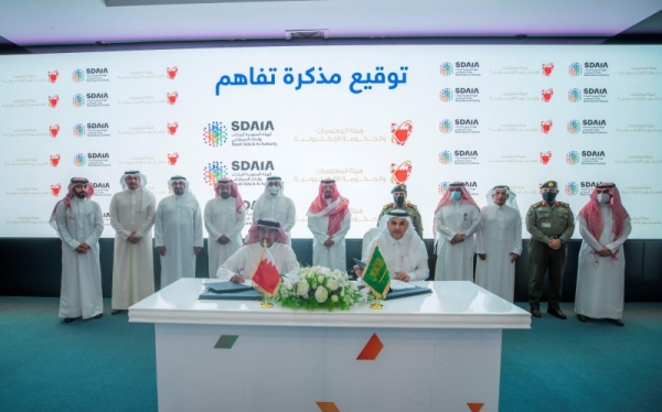 Saudi Arabia and Bahrain signed in Riyadh on Thursday a memorandum of understanding to activate the health passport and achieve integration between the Saudi Tawakkalna application and BeAware Bahrain application.