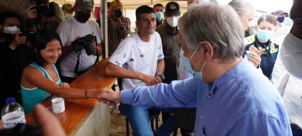 Secretary General António Guterres speaks with villagers in Llano Grande, Colombia, where he witnessed the development of the peace process in Colombia.