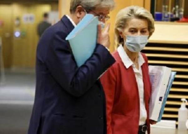 European Commissioner for Economics Paolo Gentiloni talks with President of the European Commission Ursula von der Leyen at the College of Commissioners in Brussels, Wednesday.