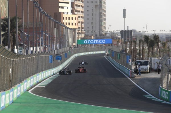 JEDDAH STREET CIRCUIT, SAUDI ARABIA - DECEMBER 03: Yuki Tsunoda, AlphaTauri AT02, leads Carlos Sainz, Ferrari SF21, and Nicholas Latifi, Williams FW43B during the Saudi Arabia GP  at Jeddah Street Circuit on Friday December 03, 2021 in Jeddah, Saudi Arabia. (Photo by Zak Mauger / LAT Images)