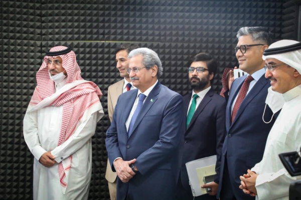 Minister of Federal Education and Vocational Training of Pakistan Shafqat Mahmood praised, during a visit to the Satellite Broadcasting School (SBS) in Riyadh on Sunday, Saudi Arabia's Vision 2030 and its objectives for the development of education