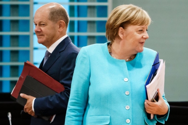 German Chancellor Angela Merkel (R) and German Minister of Finance Olaf Scholz attend a cabinet meeting at the German chancellery on August 19, 2020 in Berlin.