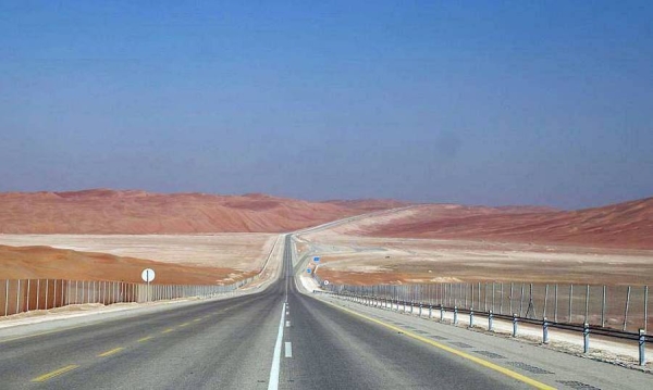 The 564-kilometer road connecting the Kingdom of Saudi Arabia with the Sultanate of Oman has been inaugurated from Al-Bathaa Intersection to the Empty Quarter on the Saudi-Omani borders.