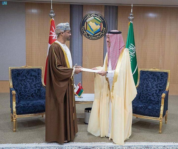 Prince Faisal bin Farhan bin Abdullah, Minister of Foreign Affairs, receives the letter to King Salman from Sultan of Oman from Omani Foreign Minister Sayyid Badr Hamad Al-Busaidi.