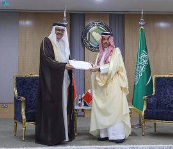 Prince Faisal bin Farhan bin Abdullah, Minister of Foreign Affairs, receives the letter to King Salman from Sultan of Oman from Omani Foreign Minister Sayyid Badr Hamad Al-Busaidi.