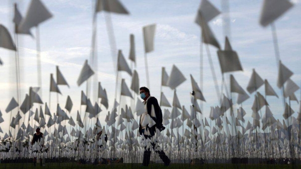 White flags represent each life lost in the US to Covid-19.