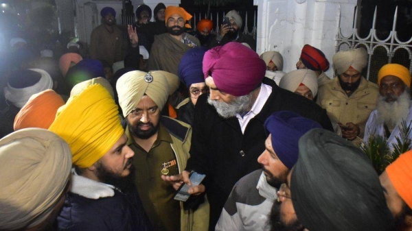 After the incident activists gathered outside the head office of the Shiromani Gurdwara Parbandhak Committee (SGPC), which runs the Golden Temple.