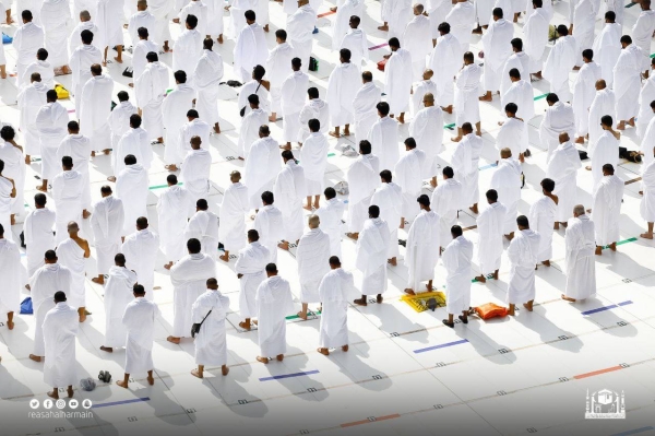 The General Presidency for the Affairs of the Two Holy Mosques on Thursday has redistributed the social distancing stickers in the Grand Mosque in Makkah.