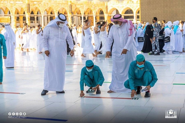 The General Presidency for the Affairs of the Two Holy Mosques on Thursday has redistributed the social distancing stickers in the Grand Mosque in Makkah.