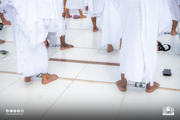 The General Presidency for the Affairs of the Two Holy Mosques on Thursday has redistributed the social distancing stickers in the Grand Mosque in Makkah.