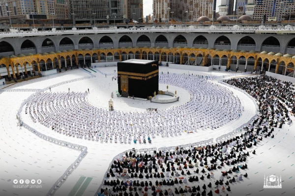 The General Presidency for the Affairs of the Two Holy Mosques on Thursday has redistributed the social distancing stickers in the Grand Mosque in Makkah.