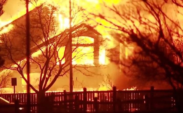 Wildfires tear through homes in the US state Colorado.