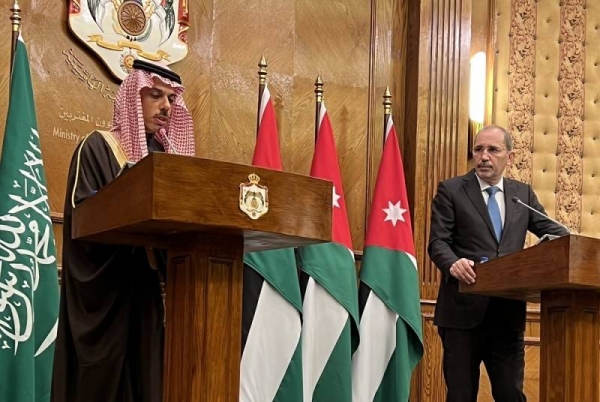 'Arab hands extended to Iran if they stop threatening region's security'