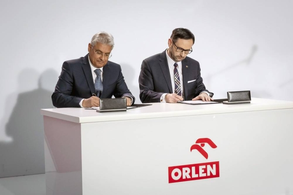Mohammed Y. Al Qahtani and Daniel Obajtek sign the MoU