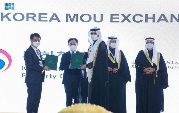 Saudi and Korean officials exchange the MOU.