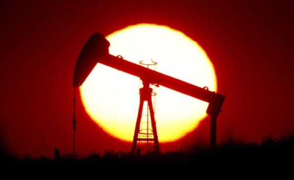 Oil prices hover around 2014 highs, supported by supply concerns