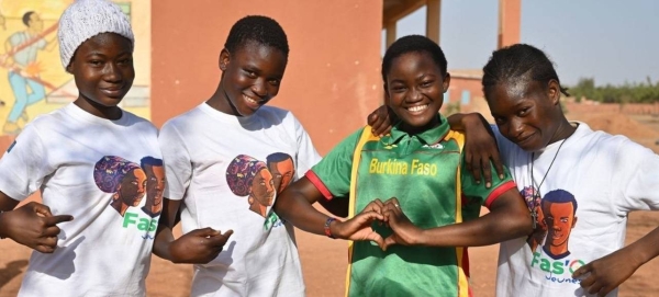 Young people in Burkina Faso taking part in “Caravane Faso Jeunes”, a roadshow that encourages youth participation in peacebuilding.
