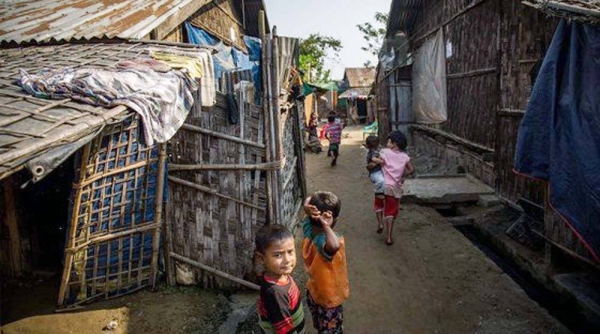 Internally displaced people receive assistance at the Myaing Gyi Ngu camp in Myanmar’s Kayin State. — courtesy UNHCR/Sa Nyein Chan