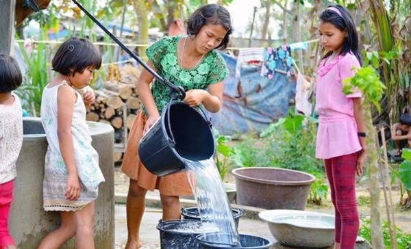 Internally displaced people receive assistance at the Myaing Gyi Ngu camp in Myanmar’s Kayin State. — courtesy UNHCR/Sa Nyein Chan