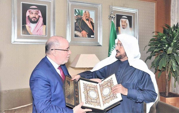 Minister of Islamic Affairs, Call and Guidance Sheikh Dr. Abdullatif Bin Abdulaziz Al Al-Sheikh in Cairo on Sunday met with Algerian Minister of Religious Affairs and Endowments Youssef Belmahdi.