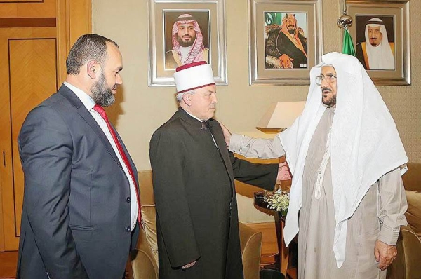 Minister of Islamic Affairs, Call and Guidance Sheikh Dr. Abdullatif Bin Abdulaziz Al Al-Sheik met with Deputy President of the Swedish Iftaa Council Sheikh Hassan Mousa, Grand Mufti of North Macedonia Sheikh Shaker Fattaho and President of the Federation of Islamic Organizations in Europe Sheikh Muhajiri Zayyan in Egypt on Sunday.
